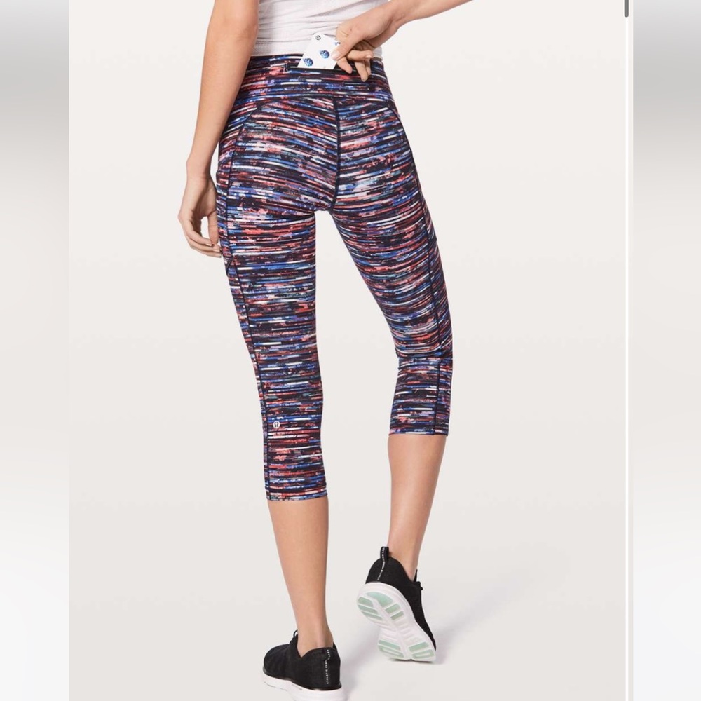 382. Lululemon Speed Up Crop 21” size 10 in Hinshu alpine white multi